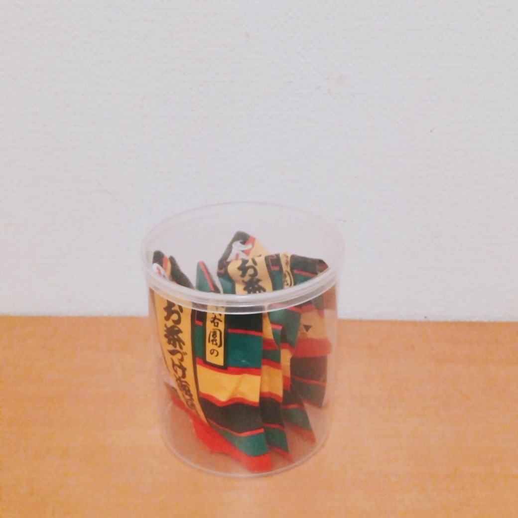 綿棒の空き容器に入れたお茶漬けの素