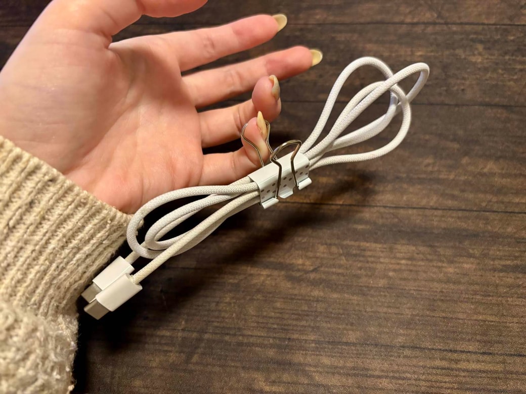 ダブルクリップで軽く挟むだけで、ケーブルが広がったり絡まったりするのを防ぐことができる