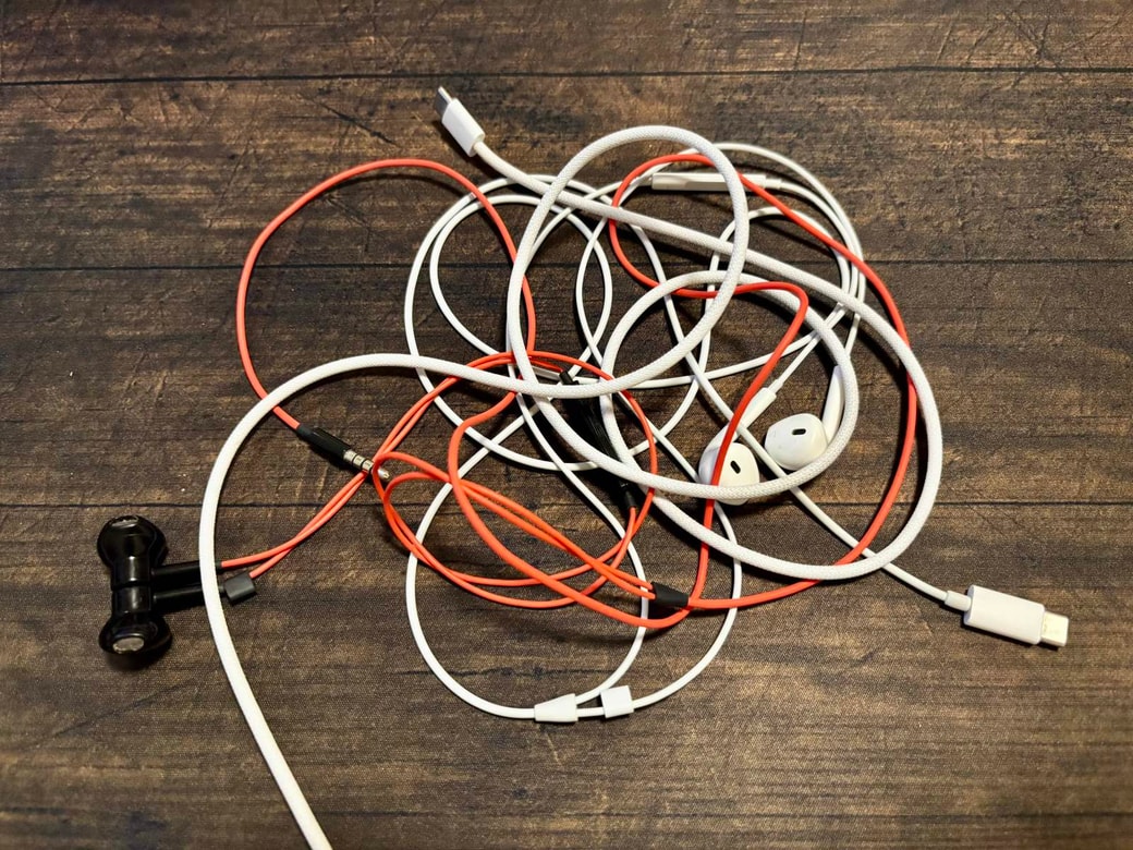 絡まっているケーブル