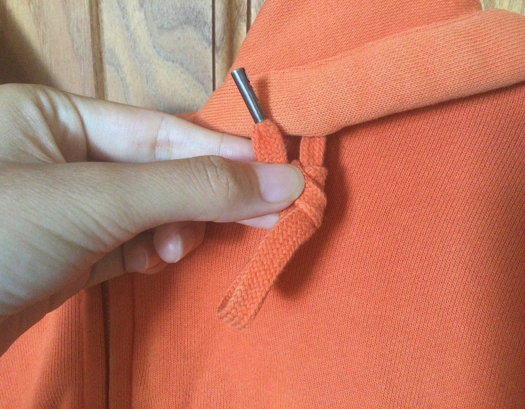 パーカーの紐を結ぶ