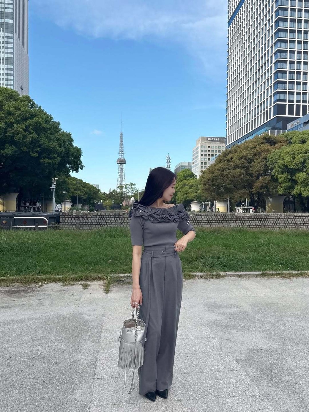 五分袖ニットをメインにした、さりげなく華やかな秋コーデ。