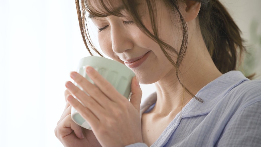 お茶を飲む人