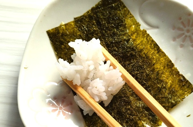 のりにご飯を置く