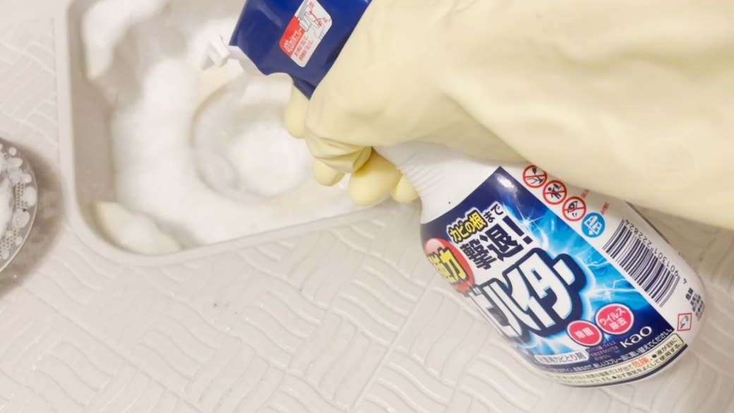 排水口にカビハイターを吹きかける