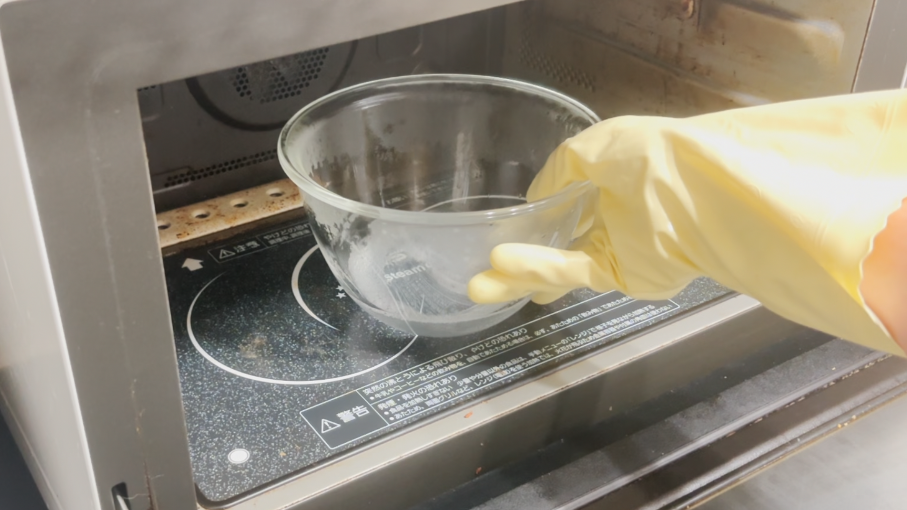 水を加熱して蒸気を発生させる