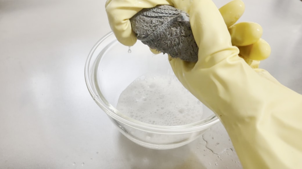 洗剤液に浸して絞る