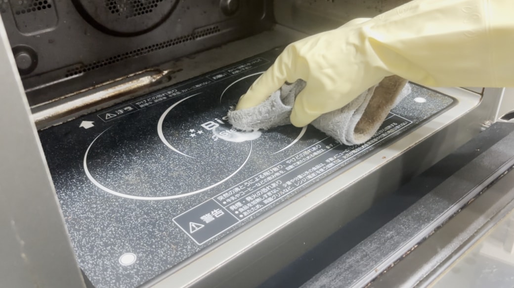 クリームクレンザーでやさしくこする