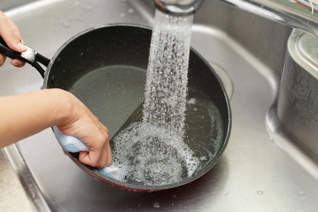 フライパンが熱いうちに洗うのはNG