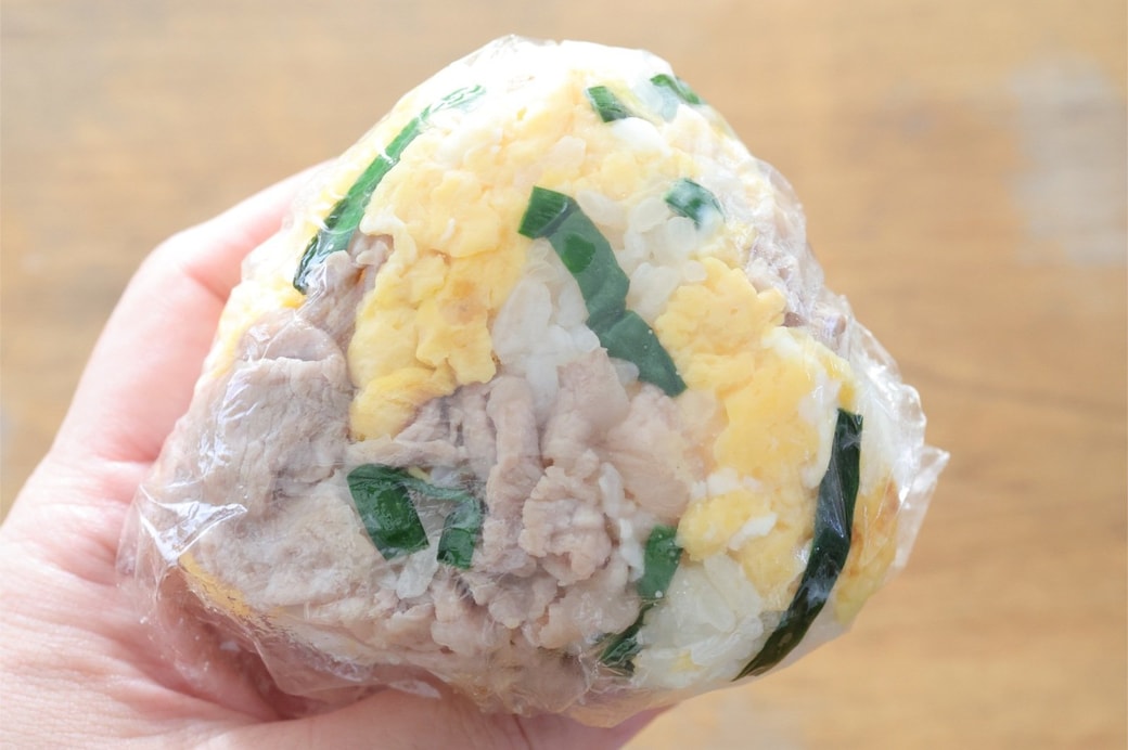 「豚ニラたまごおにぎり」