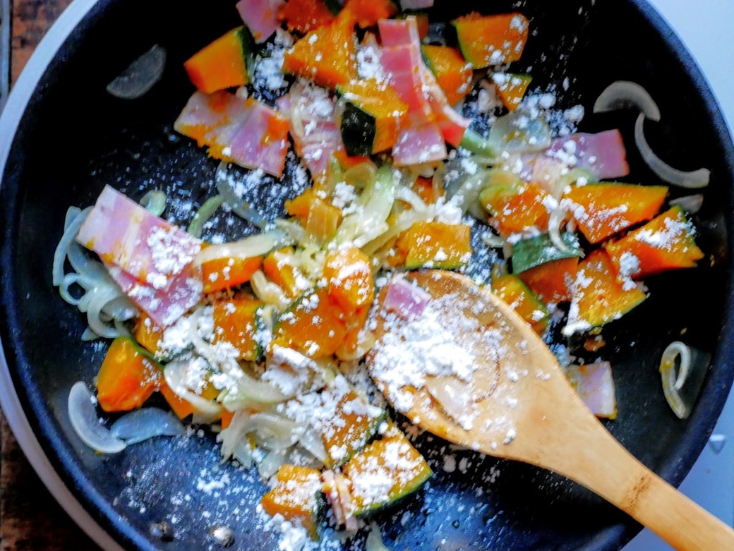 小麦粉を加えたところ