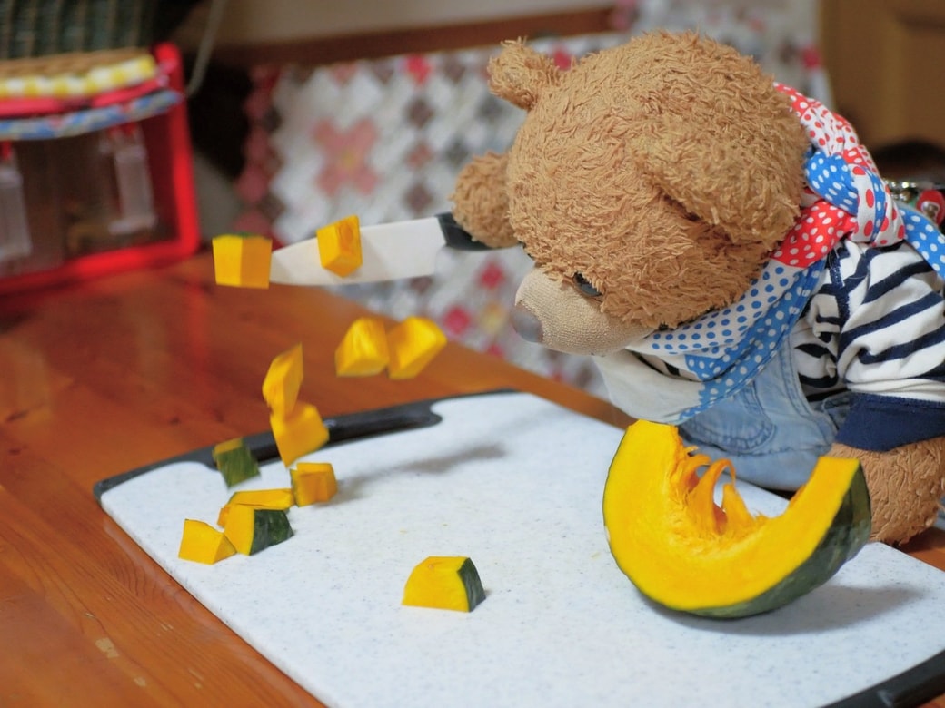かぼちゃを切るくまくん