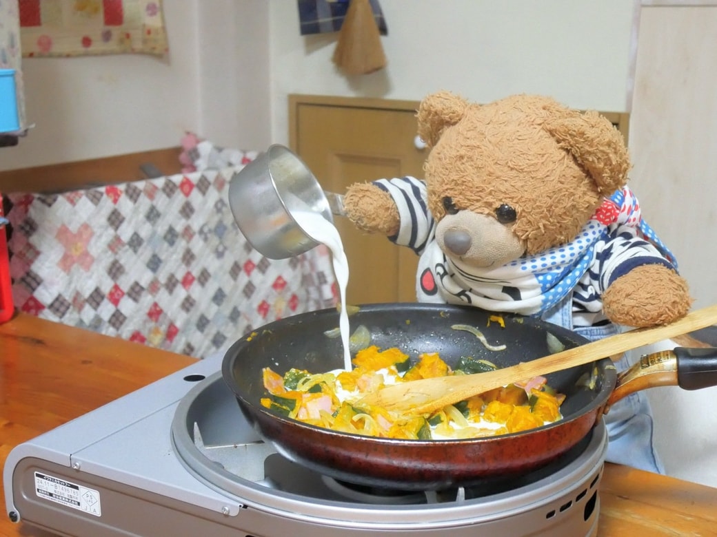 牛乳を加えるくまくん