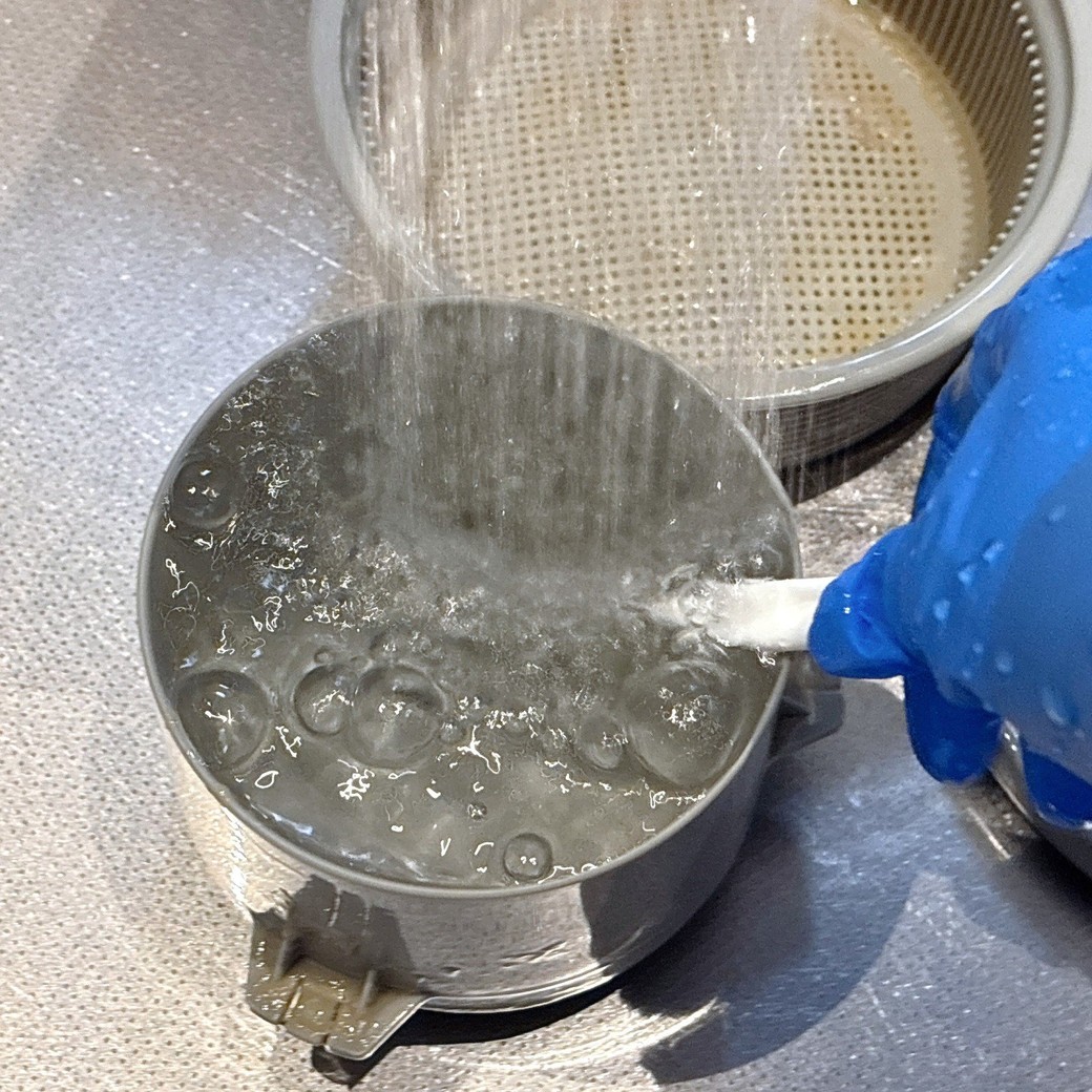 歯ブラシで汚れを落とす
