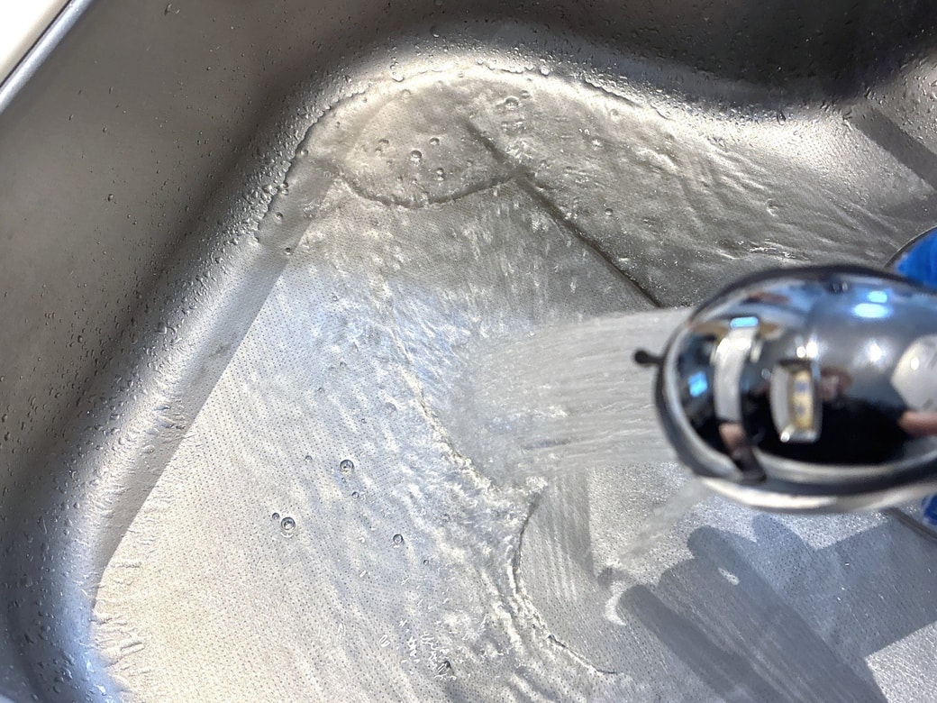 シンクに水をかける