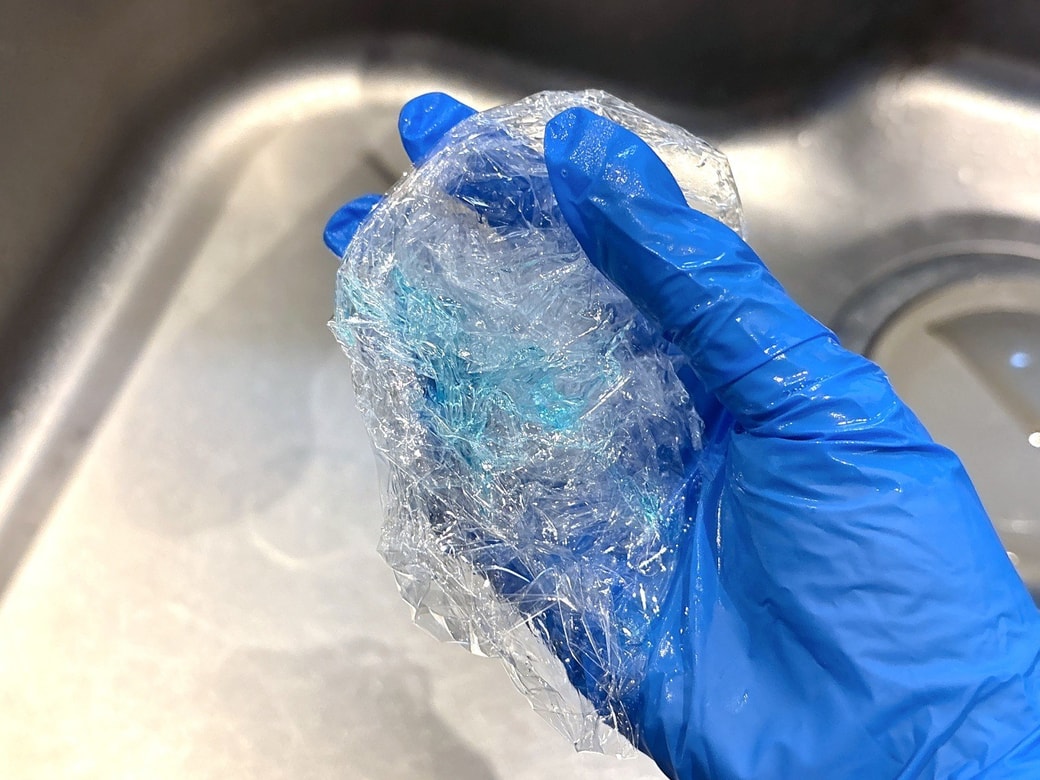 丸めたラップに洗剤を付ける