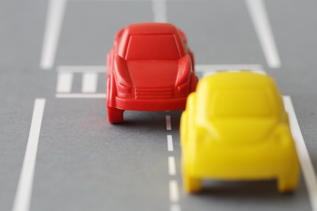 追い越す車のイメージ