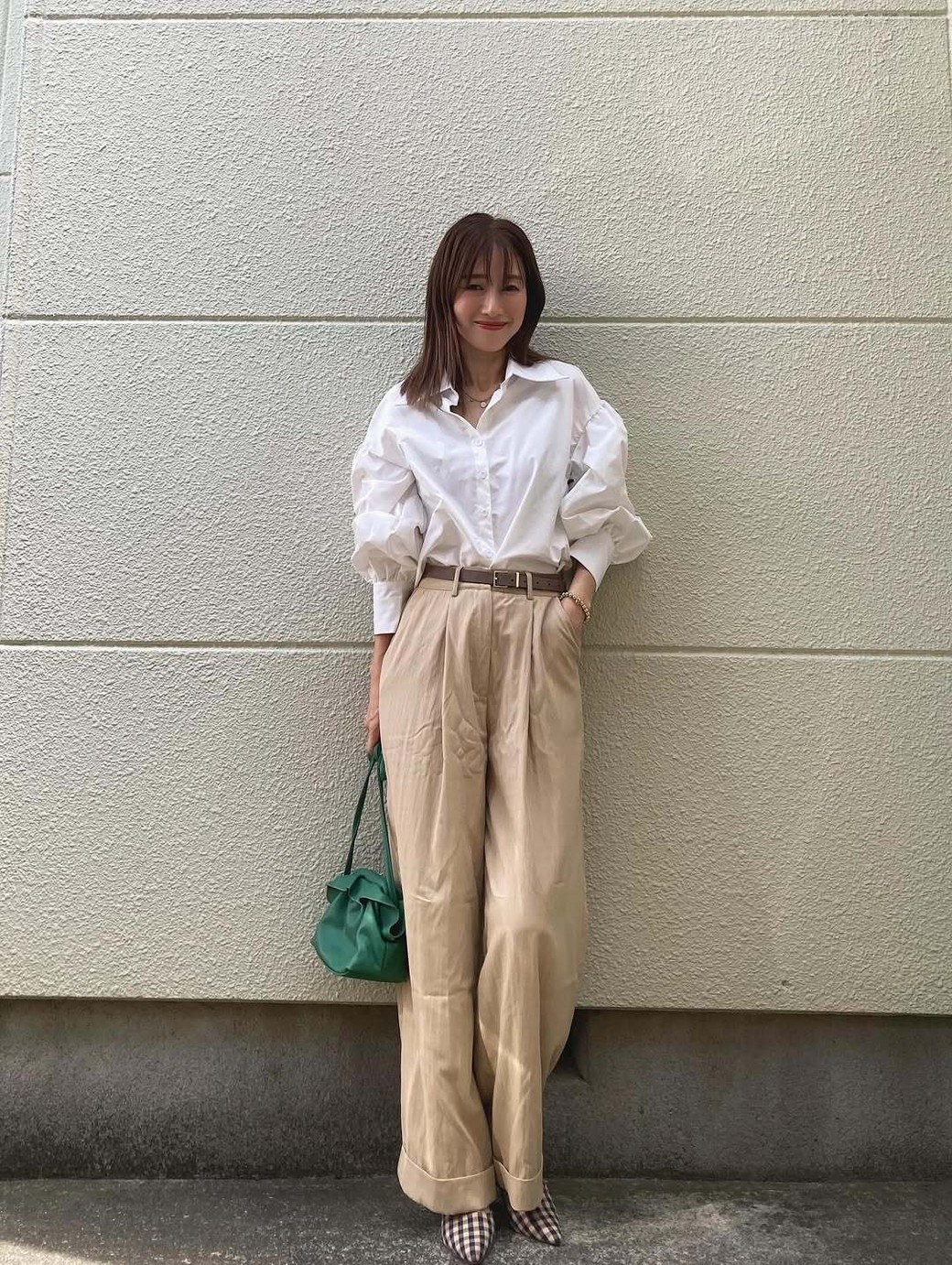 シンプルスタイルのアクセントに柄のパンプスが活躍。