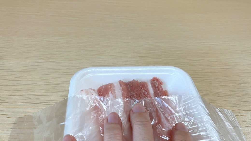 パックにポリ袋をスライドさせている様子