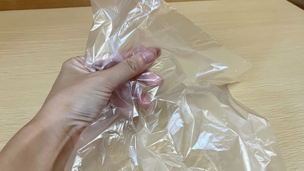 ポリ袋を開けられない様子