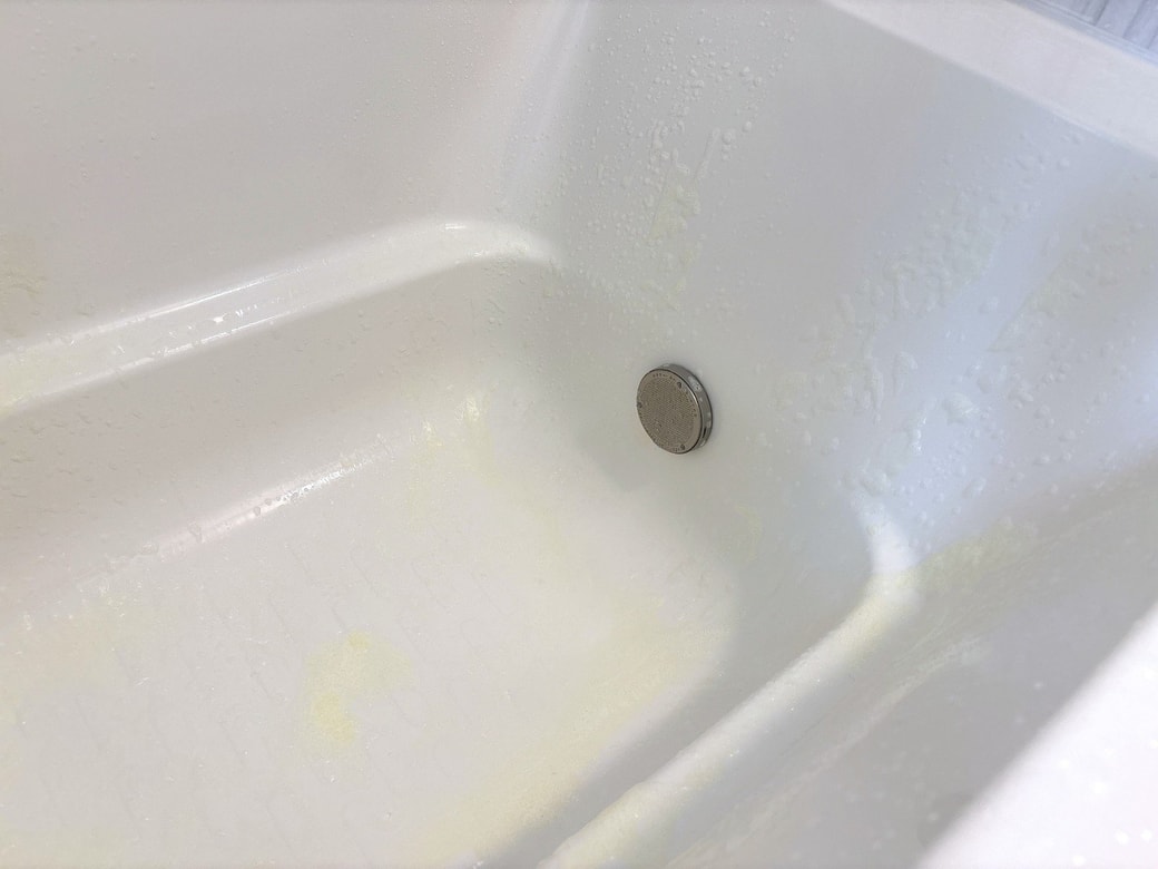 バスマジックリンをまんべんなく塗布した浴槽