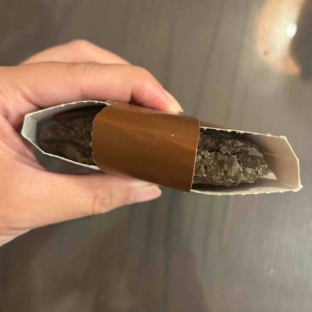 切り取った１つをトングのように使っているところ