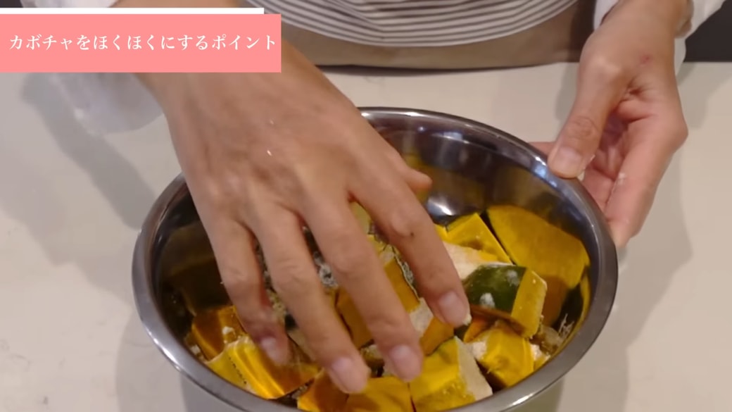 手で混ぜ合わせる人