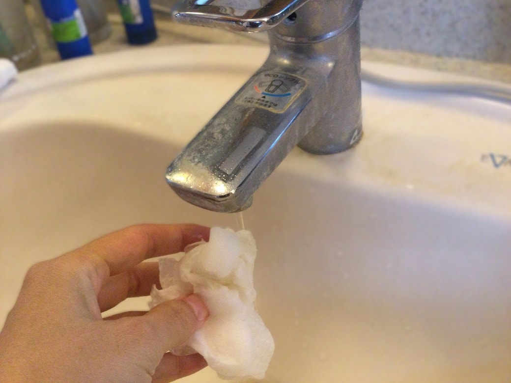 キッチンペーパーに液体石けんをかける