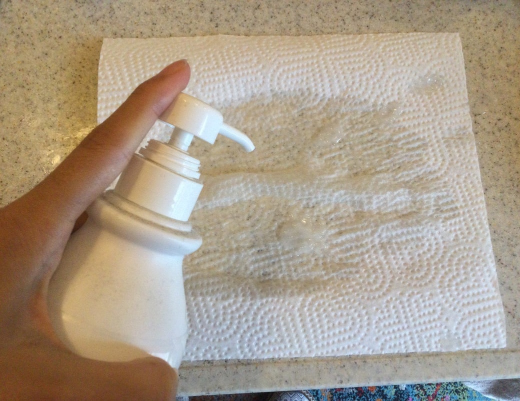 キッチンペーパーに液体石けんをかける