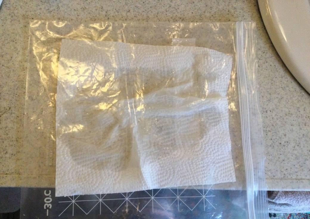 キッチンペーパーをジップロックに入れる