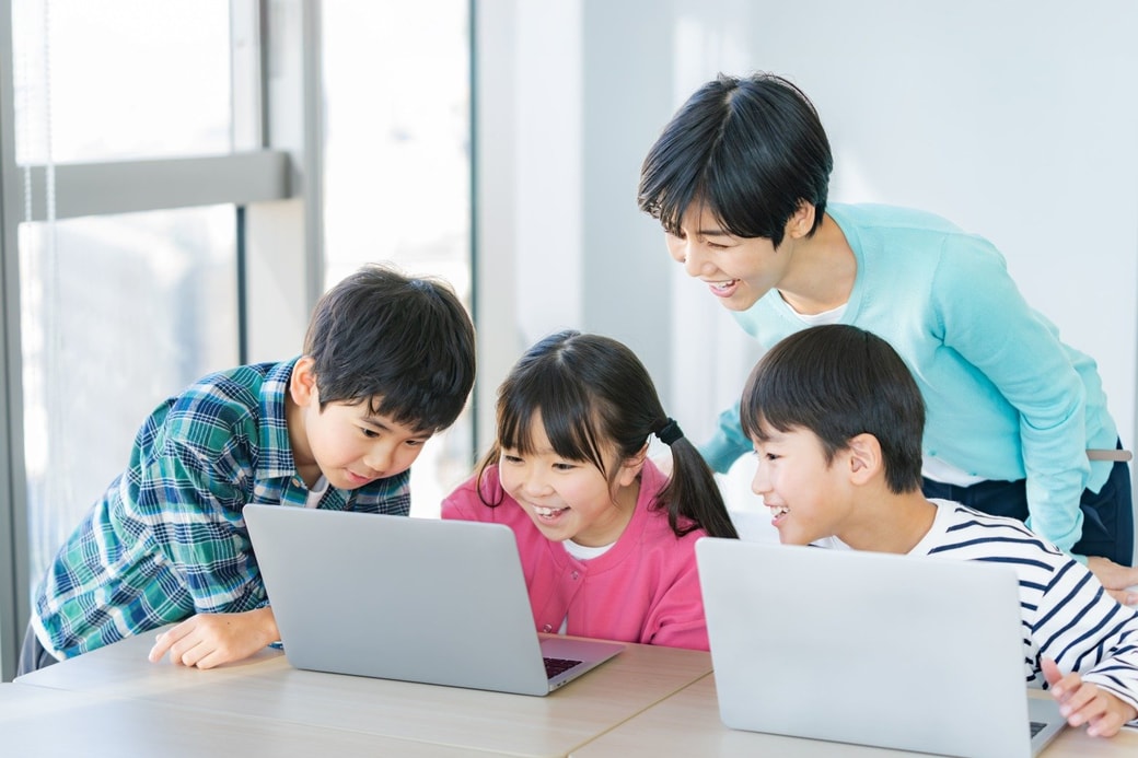 楽しくプログラミング教室に通う様子