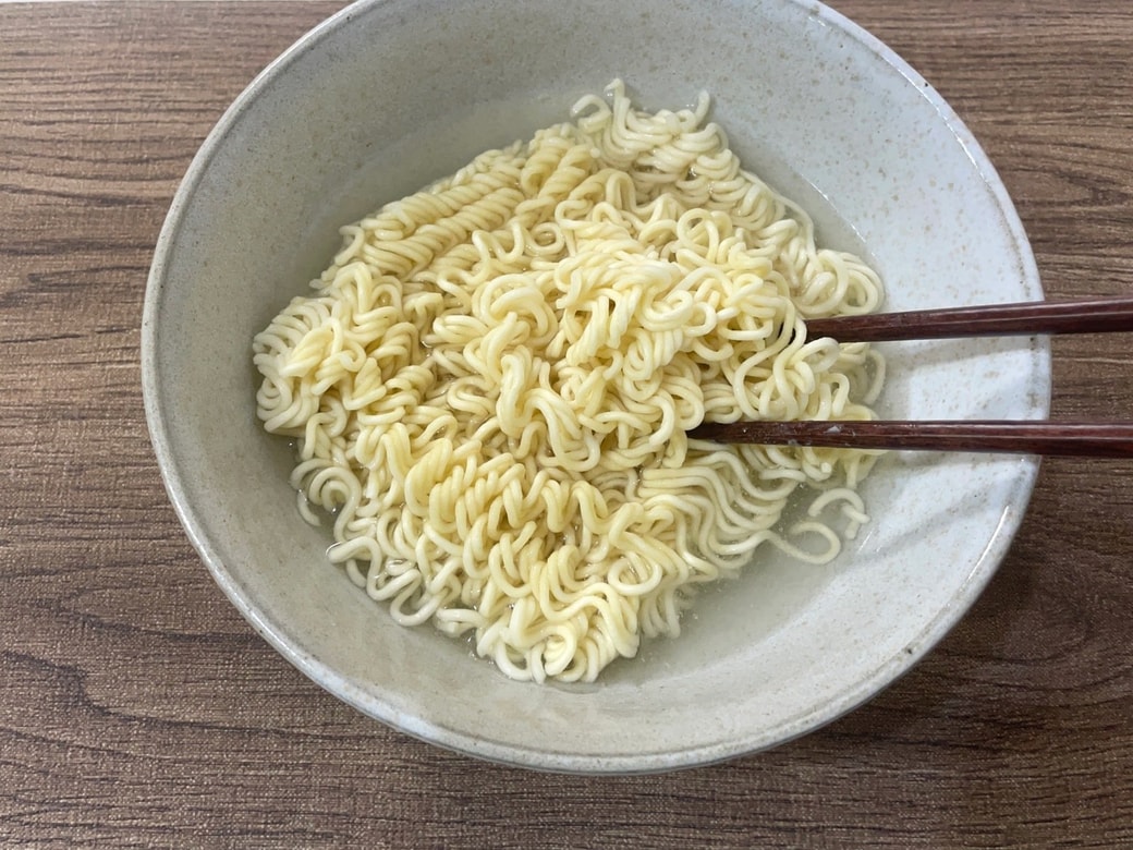 麺をほぐす