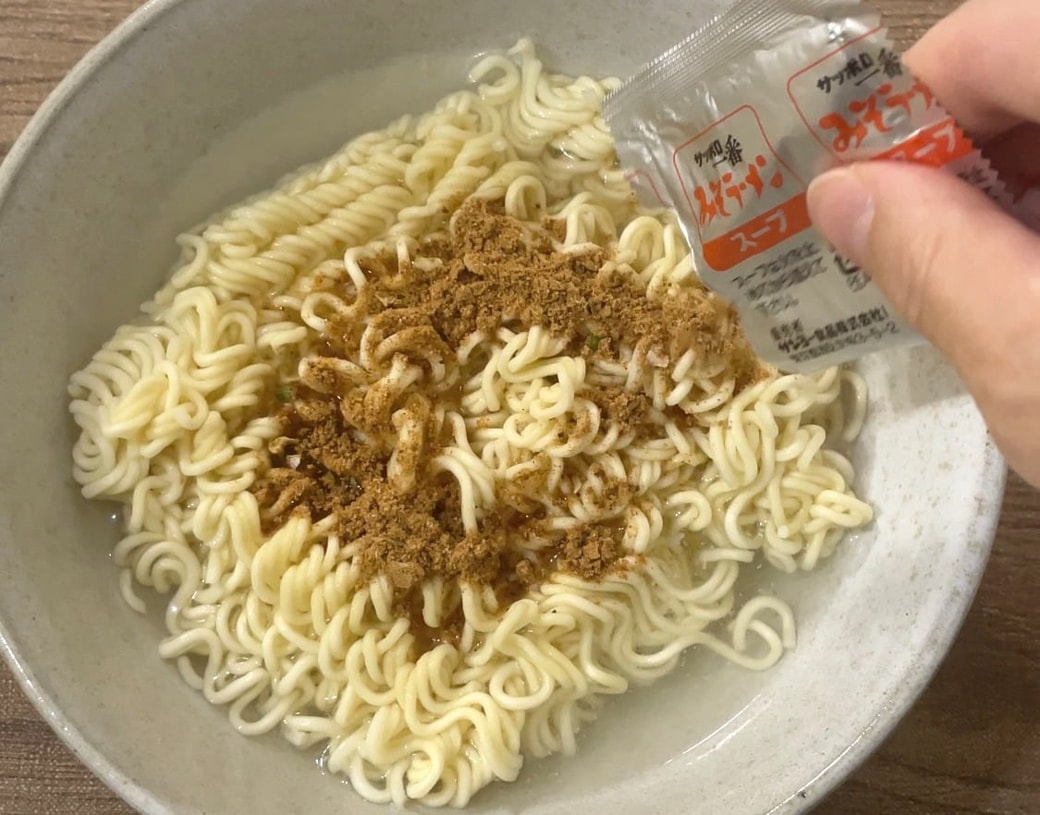粉末スープを加えて混ぜる