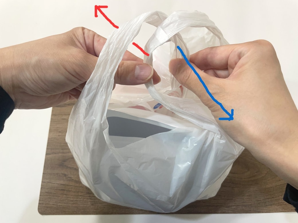 片方の輪にもう一方の輪をくぐらせて交差させる
