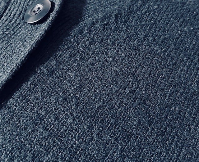 毛玉のついたカーディガン