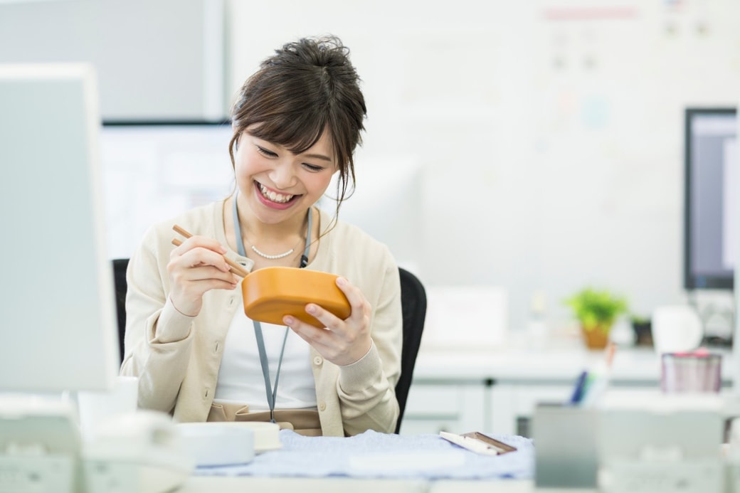 お弁当食べる人