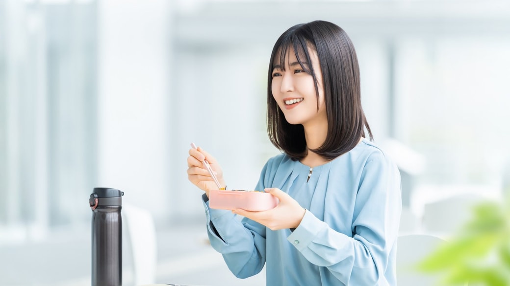 お弁当を食べる人