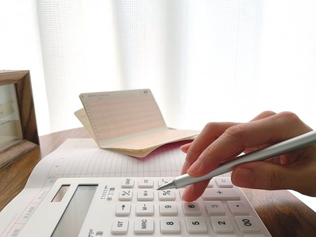 電卓で計算する女性の