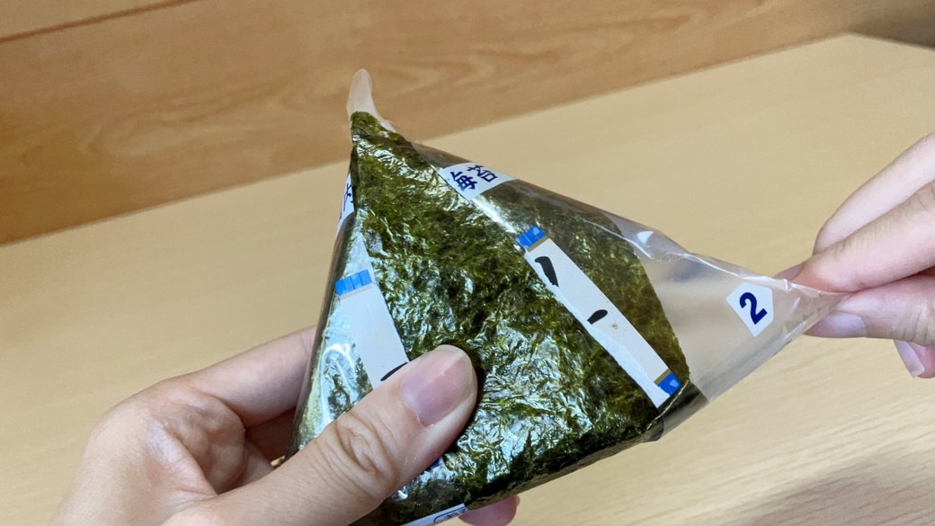 右側のフィルムを外している様子