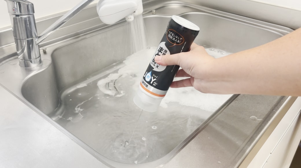 食器用洗剤を加える