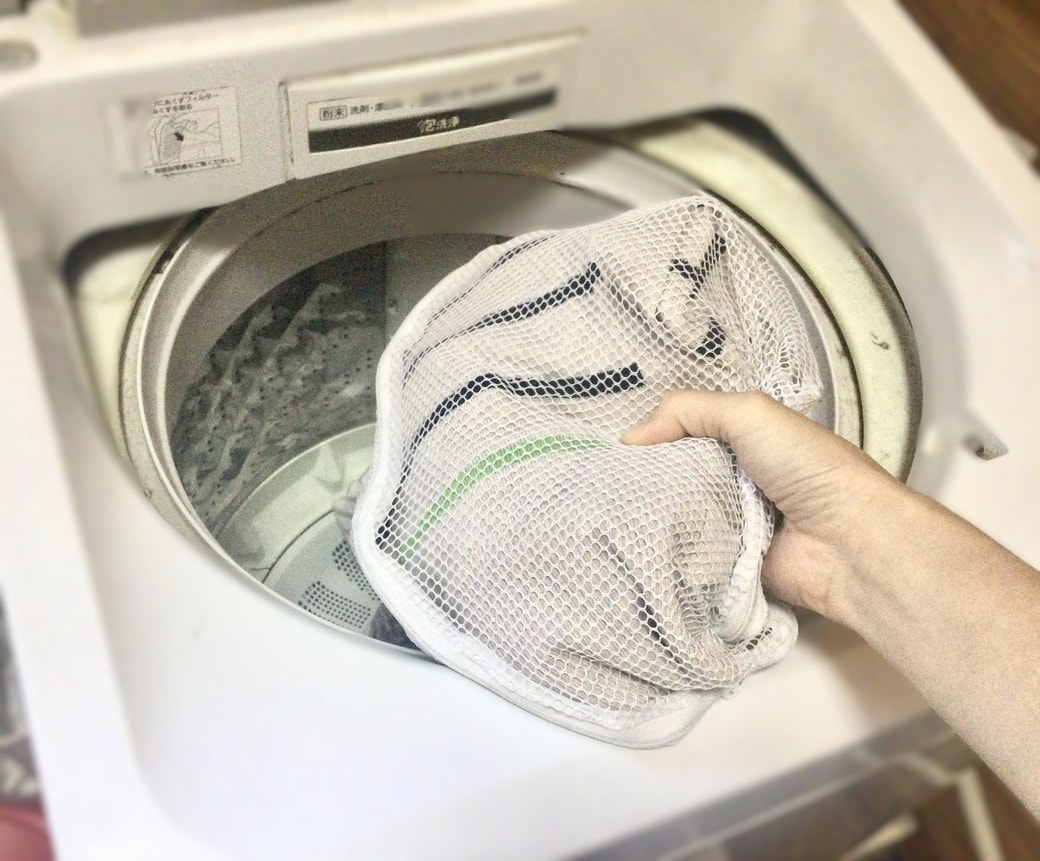 洗濯ネットに入れた衣服を洗濯