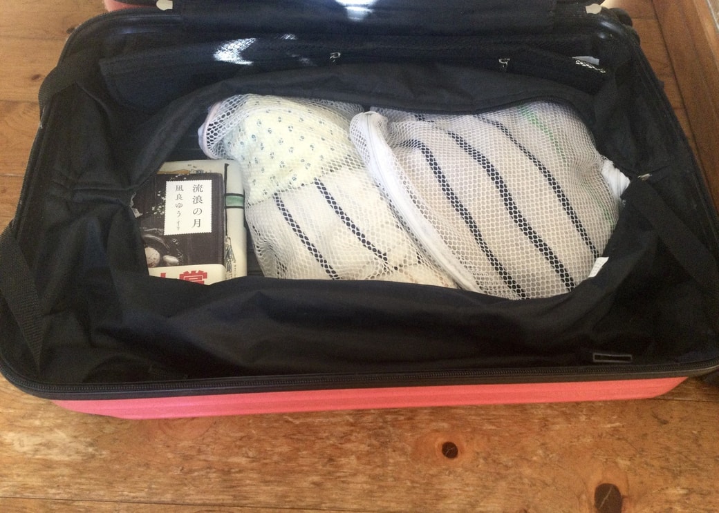 洗濯ネットでスーツケースを整理