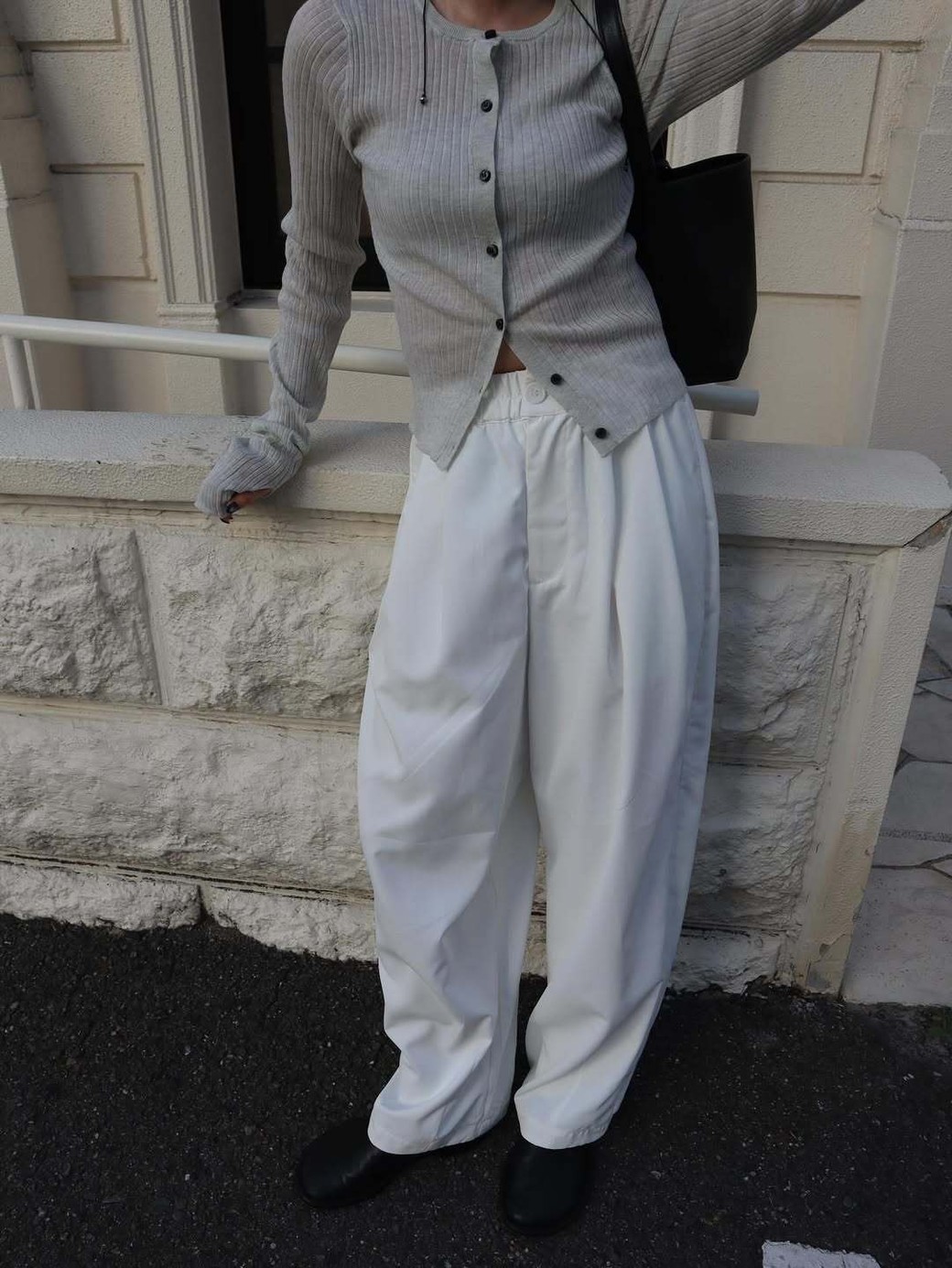 白のパンツを合わせることで、ゆるシルエットでも清潔感のある着こなしに。