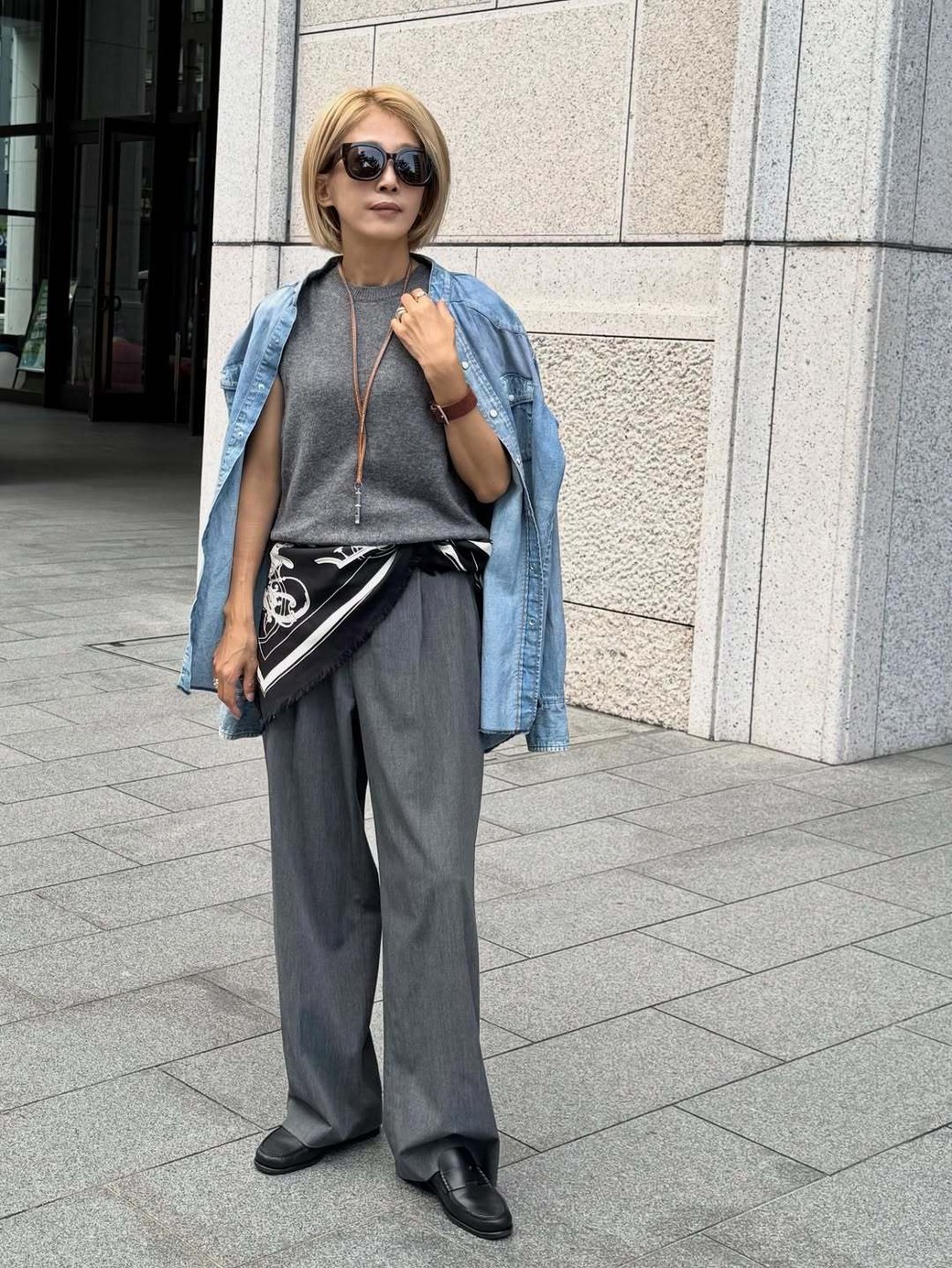 ワントーンコーデを小物で味つけして、大人の雰囲気に格上げ。