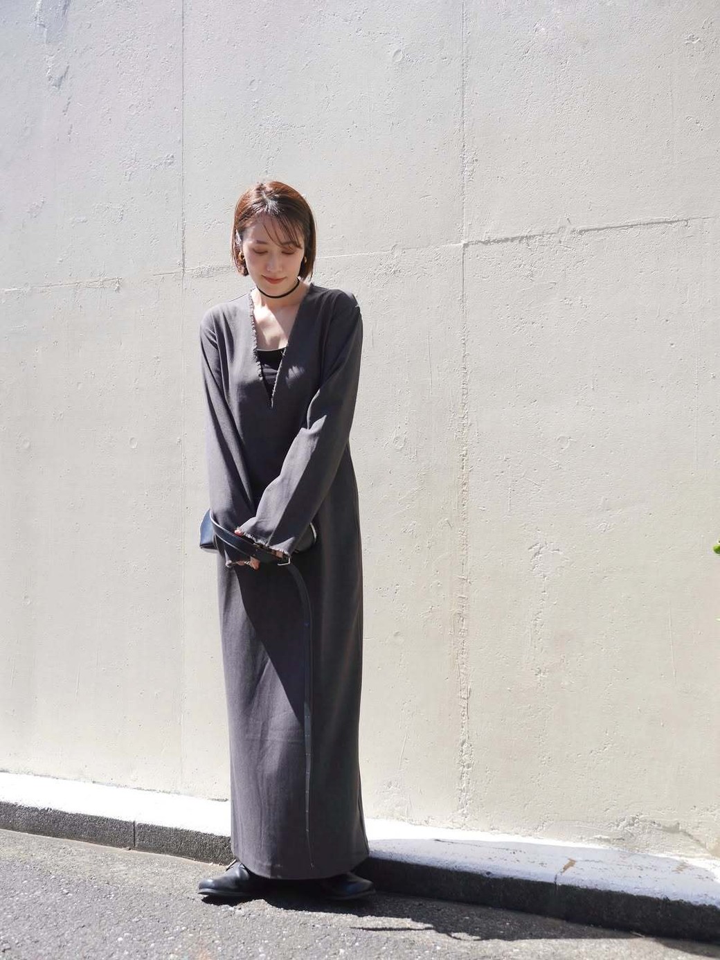 深Vネック&スリット入りのマキシ丈ワンピは1枚でサラリと着こなすのが正解。