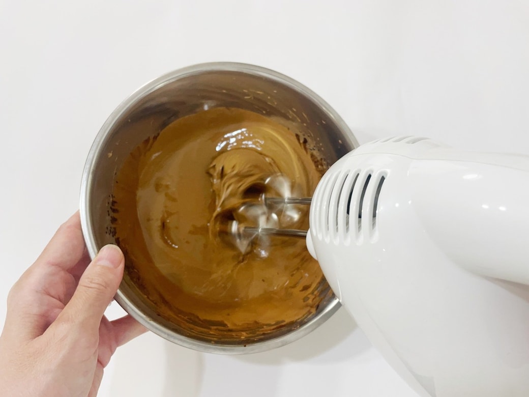 ハンドミキサーで泡立てる