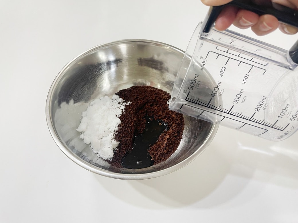 ボウルにインスタントコーヒー、砂糖、水を入れる