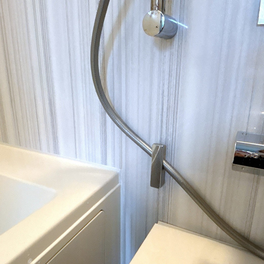 フックにひっかけると、ホースが床につかない