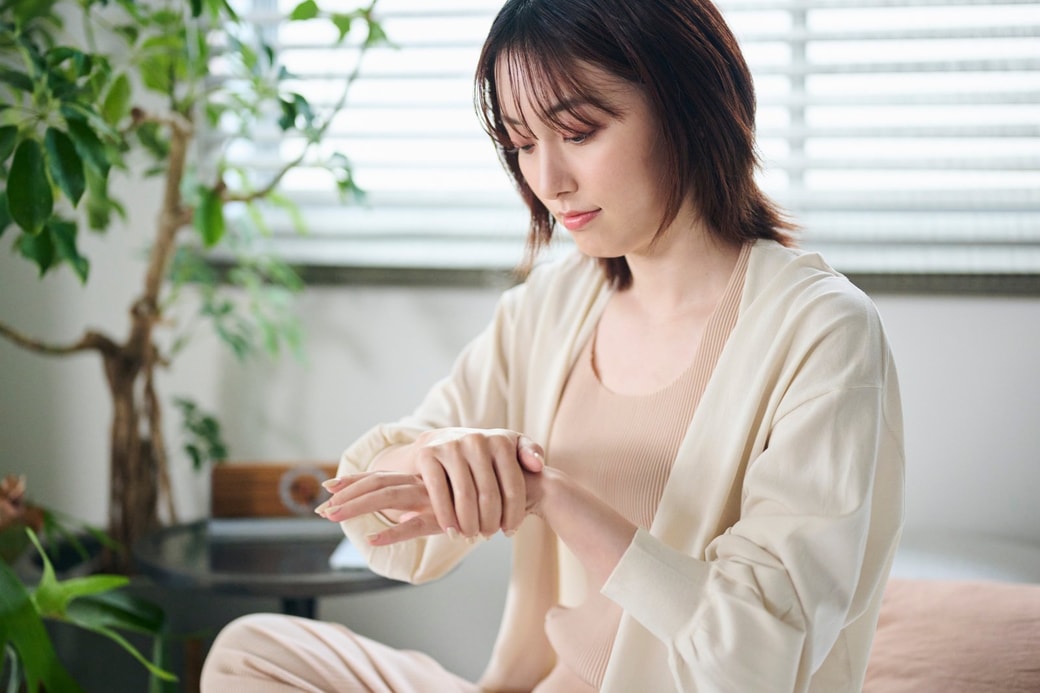 ハンドケアする女性