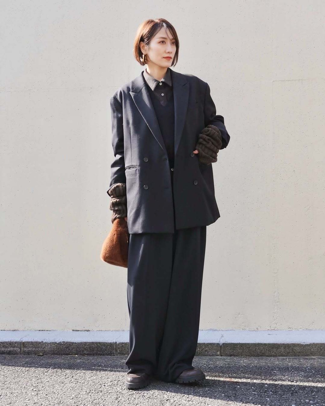 ジャケット、シャツ、ベストと3つ重ねても同系色なのでシックにキマる。