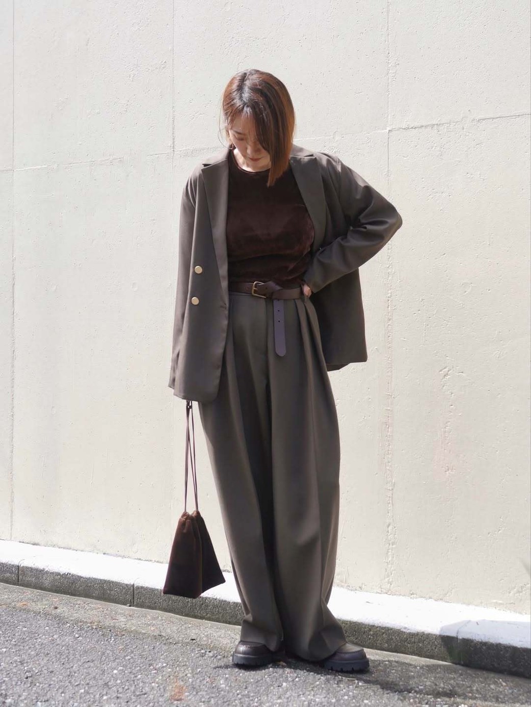 カーキのジャケットにブラウンのタンクトップで秋色を演出。